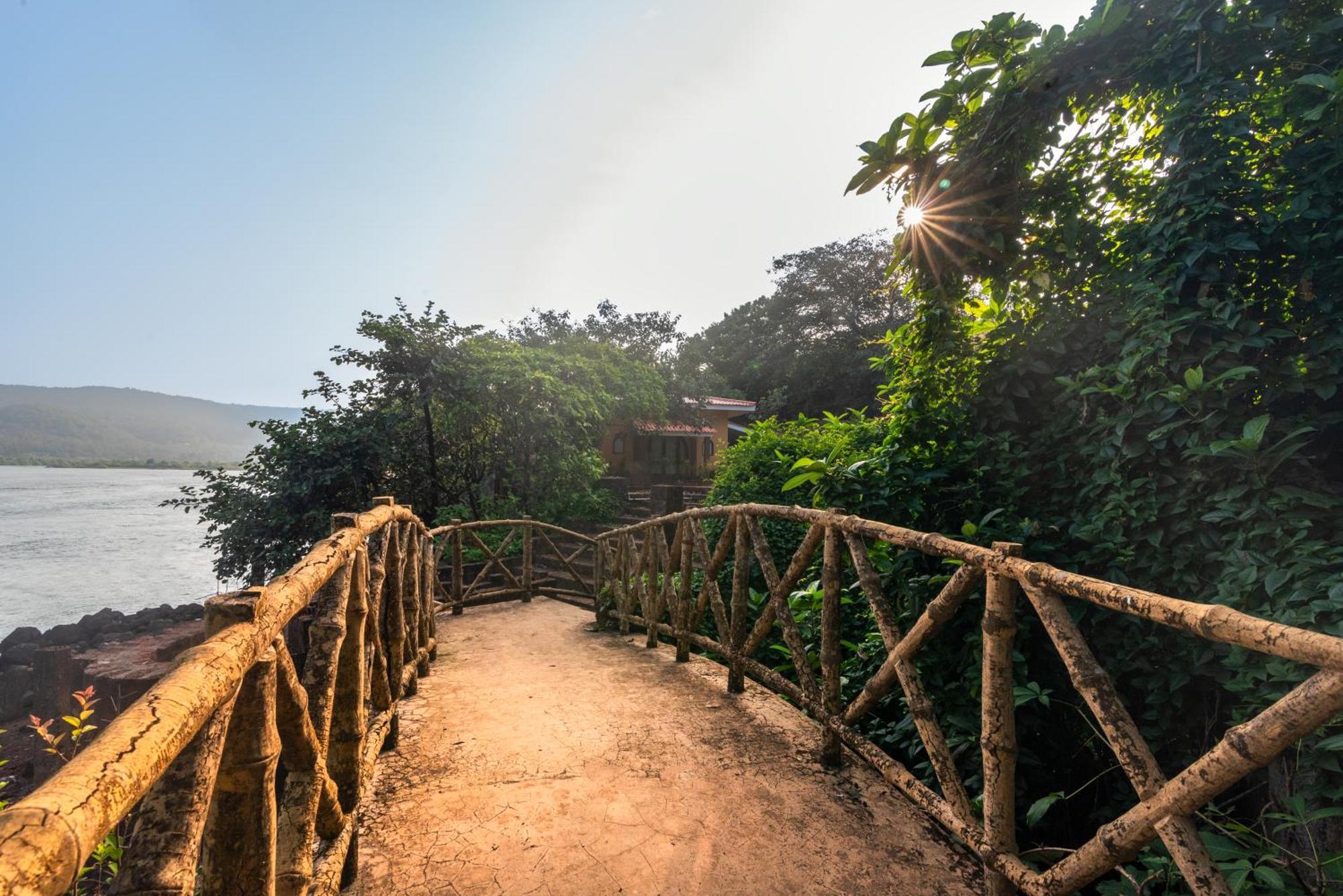 Saffronstays Athaang, Dapoli Anjarle Bagian luar foto